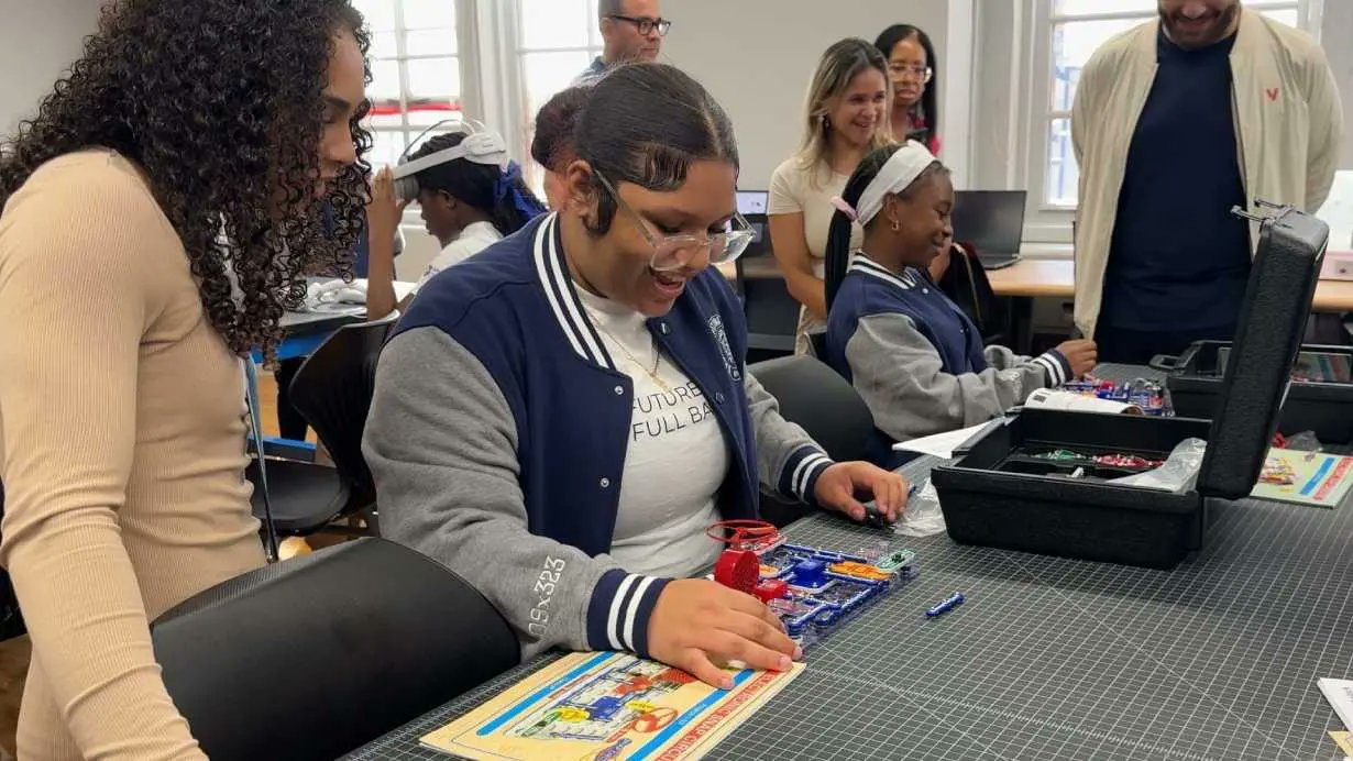 mmtconline's tweet card. The Bronx Writing Academy launched a Verizon Innovative Learning (VIL) Lab, equipping students with technology like 3D printers, VR gear, AI, and robotics.