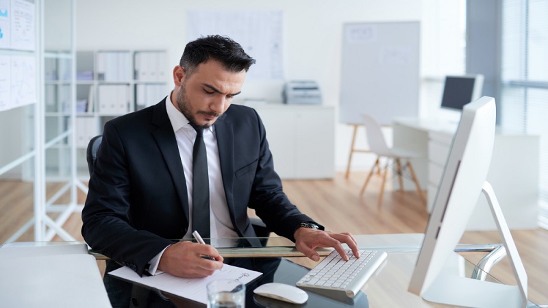 EPS_Paralegals's tweet card. Learn how to improve contract management, overcome common challenges, and discover how legal professionals boost compliance and reduce risk.