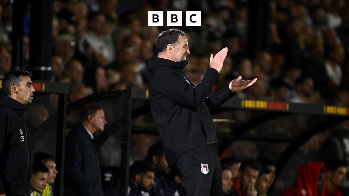 HumbersideSport's tweet card. Matt Dean talking to David Artell after Grimsby Town lost 0-3 at home to Doncaster.
