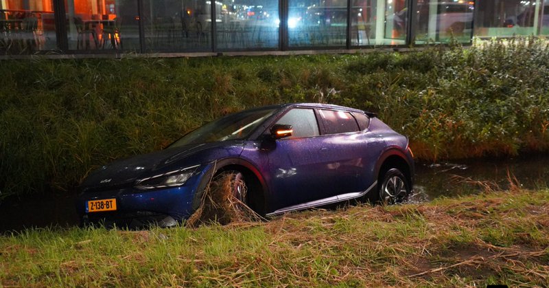 Automobilist raakt met elektrische auto te water