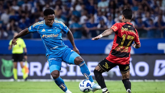AS_Colombia's tweet card. Luis Sinisterra preocupa en Cruzeiro por una molestia muscular que presentó en el empate a uno ante Sport Recife por el Brasileirao.