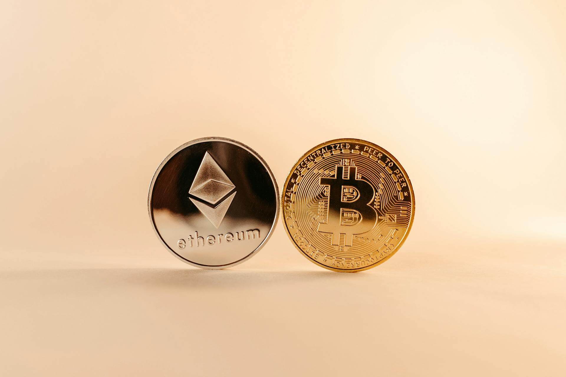 Blockchain_CL's tweet card. Explora el futuro de Bitcoin y Ethereum: rebote de BTC y revolución de Ethereum con la actualización Dencun. ¡Descubre más!