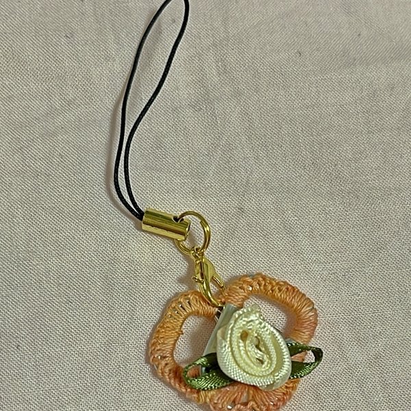 tukinosyu's tweet card. 500円 | 初めてオレンジ色のストラップを作りました✌️いつかオレンジ色のストラップを作りたいなと思ってレース糸を探してみるとありました🧵難しい名前ではありますが紺子色(こうしいろ)という名前になっています😃