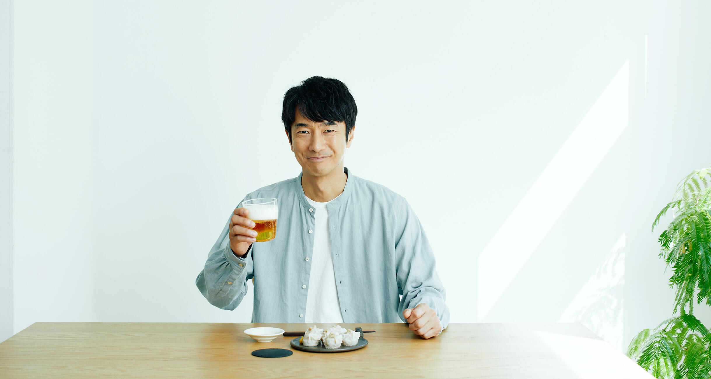 zazous_staff's tweet card. コープの数ある商品群の中でも、厳しいモニターテストで8割以上に「おいしい」と評価されることが条件のプレミアムブランド「コープクオリティ」。今回は、100点近くあるラインナップの中から特に人気のある7品を、食いしん坊俳優の眞島秀和さんが実食！味わいに対するリアルなコメントをノーカットでお伝えします。