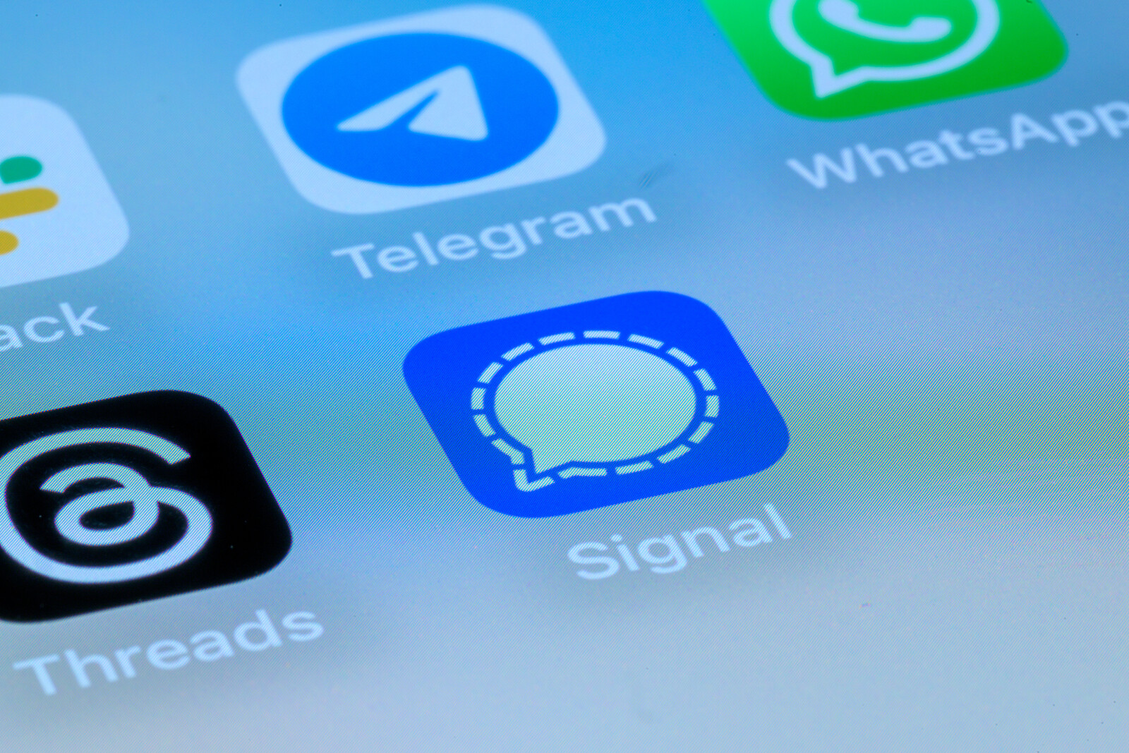nono2357's tweet card. The government wants Signal and Whatsapp to be forced to store messages sent using the apps