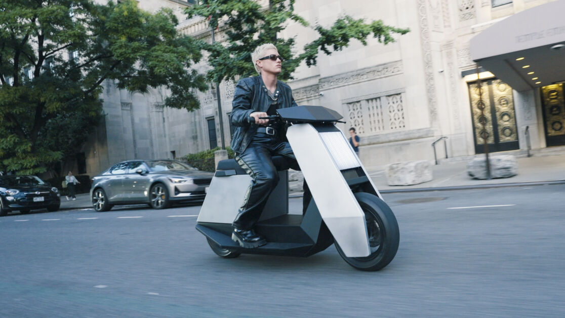 Motorrad_Reisen's tweet card. Mit dem Cybertruck hat Tesla eine bislang einzigartige martialische Kantensammlung kreiert. Doch es gibt bereits einen ersten Nachahmer im Zweirads...