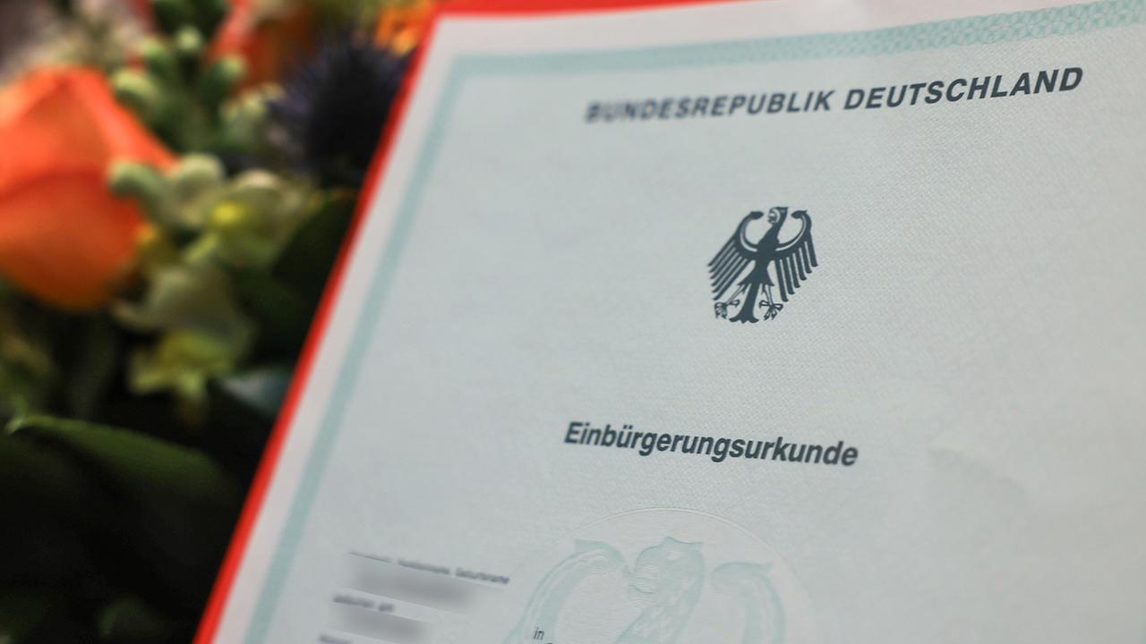 tagesschau's tweet card. Der Bundestag befasst sich erneut mit Verschärfungen in der Migrationspolitik. Heute geht es um die Abschaffung der "Turbo-Einbürgerung", morgen um die Umsetzung der Reform des Gemeinsamen Europäis...