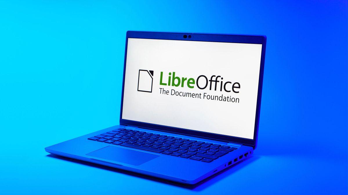 octulioBiletan's tweet card. ¿LibreOffice y Microsoft enfrentados? Descubre la controversia por los formatos de archivos en Office y cómo te afecta.