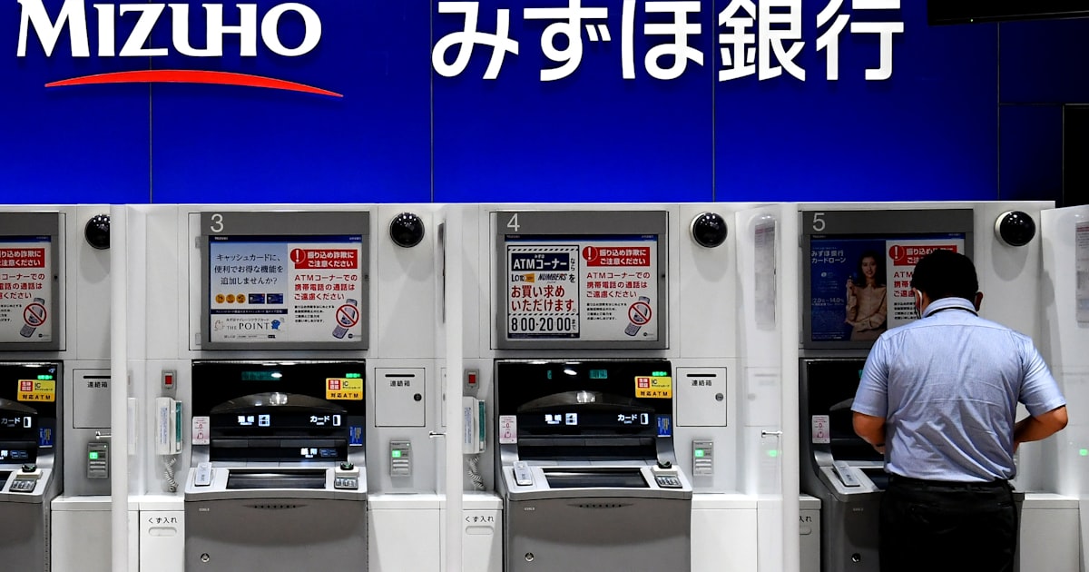 yontengoP's tweet card. みずほフィナンシャルグループ（FG）は11日、銀行業務の心臓部にあたる勘定系システムの更新作業を始める。1000億円規模を投じてハード機器の交換や基本ソフト（OS）を更新し、サイバーセキュリティー対策も高度化する。対象のシステムは「MINORI（みのり）」。日本IBMや日立製作所などが構築した。2019年の全面稼働以来、初めての大規模な更新となる。11〜12日までと26年度の2段階に分けて実施