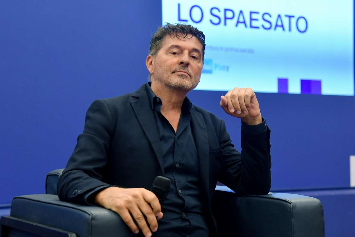 BlogSocialTv1's tweet card. Teo Mammucari torna su Rai 2 con “Lo Spaesato”: sei puntate tra comicità, tradizioni e piccoli comuni italiani. Dal 13 ottobre.