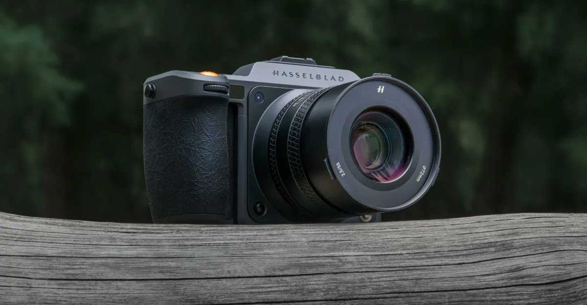 BreakingOnCom's tweet card. Explore the revolutionary Hasselblad X2D II 100C, featuring true HDR capabilities and a brighter OLED display, all at a lower price than its predecessor.
