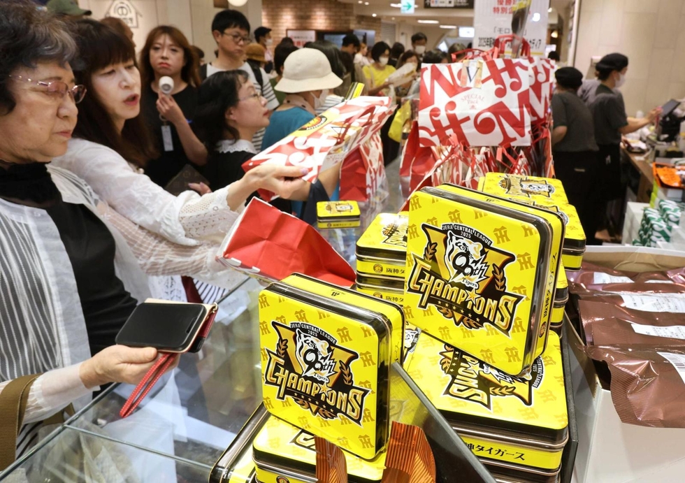 kobeshinbun's tweet card. 　大丸松坂屋百貨店を傘下に持つＪ・フロントリテイリングが１日発表した９月の売上高速報によると、大丸神戸店（神戸市中央区）は前年同月比３・２％増で、２カ月連続で前年同月を上回った。インバウンド（訪日客）が客数、免税売上高とも伸び、高額品や化粧品の売り上げをけん引した。国内客を含む入店客数は３・３％減だった。