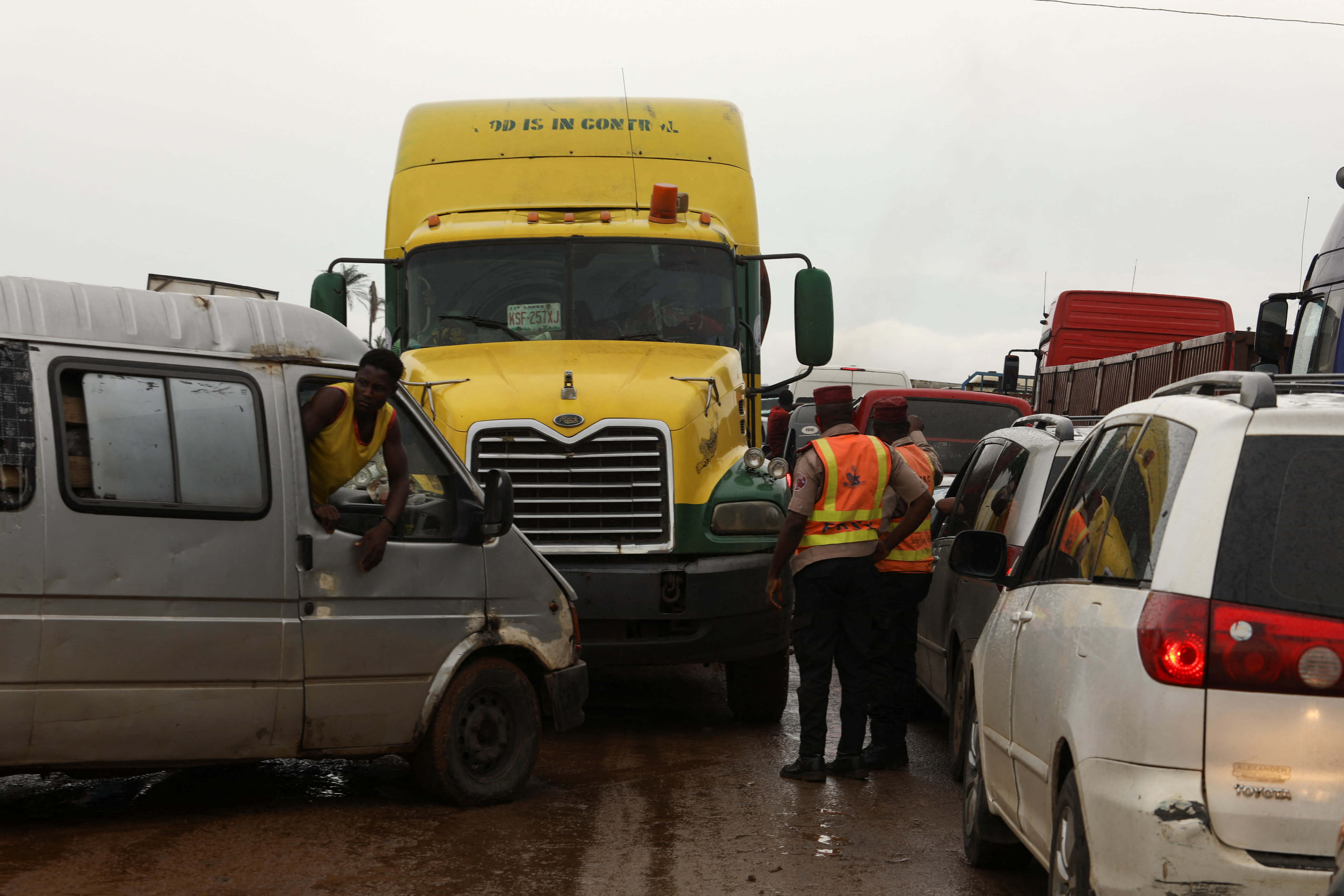 ThinkGlobalHlth's tweet card. A study examines the role journalism can play in preventing traffic collisions in five Anglophone African countries