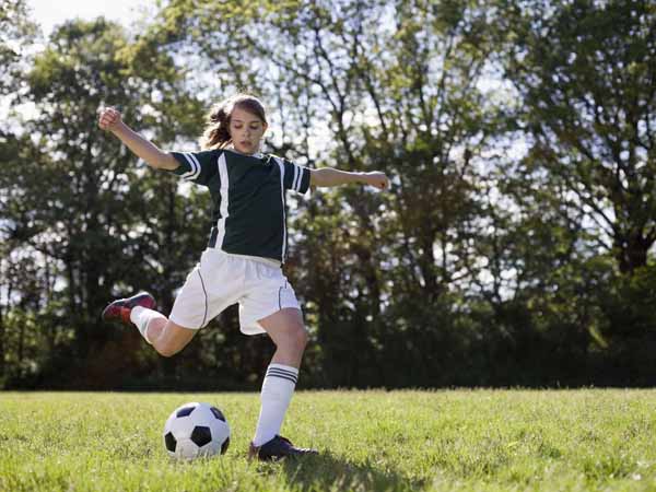 eatright's tweet card. Four key nutrition tips to keep your teen athlete nutritionally balanced, energized and ready to play.