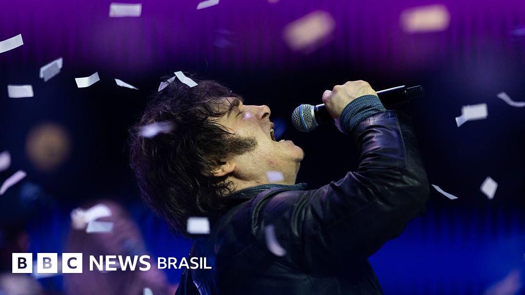 bbcbrasil's tweet card. O presidente argentino protagonizou um show que, segundo analistas, "não parece seguir os padrões de como deve ser conduzida uma política nacional".