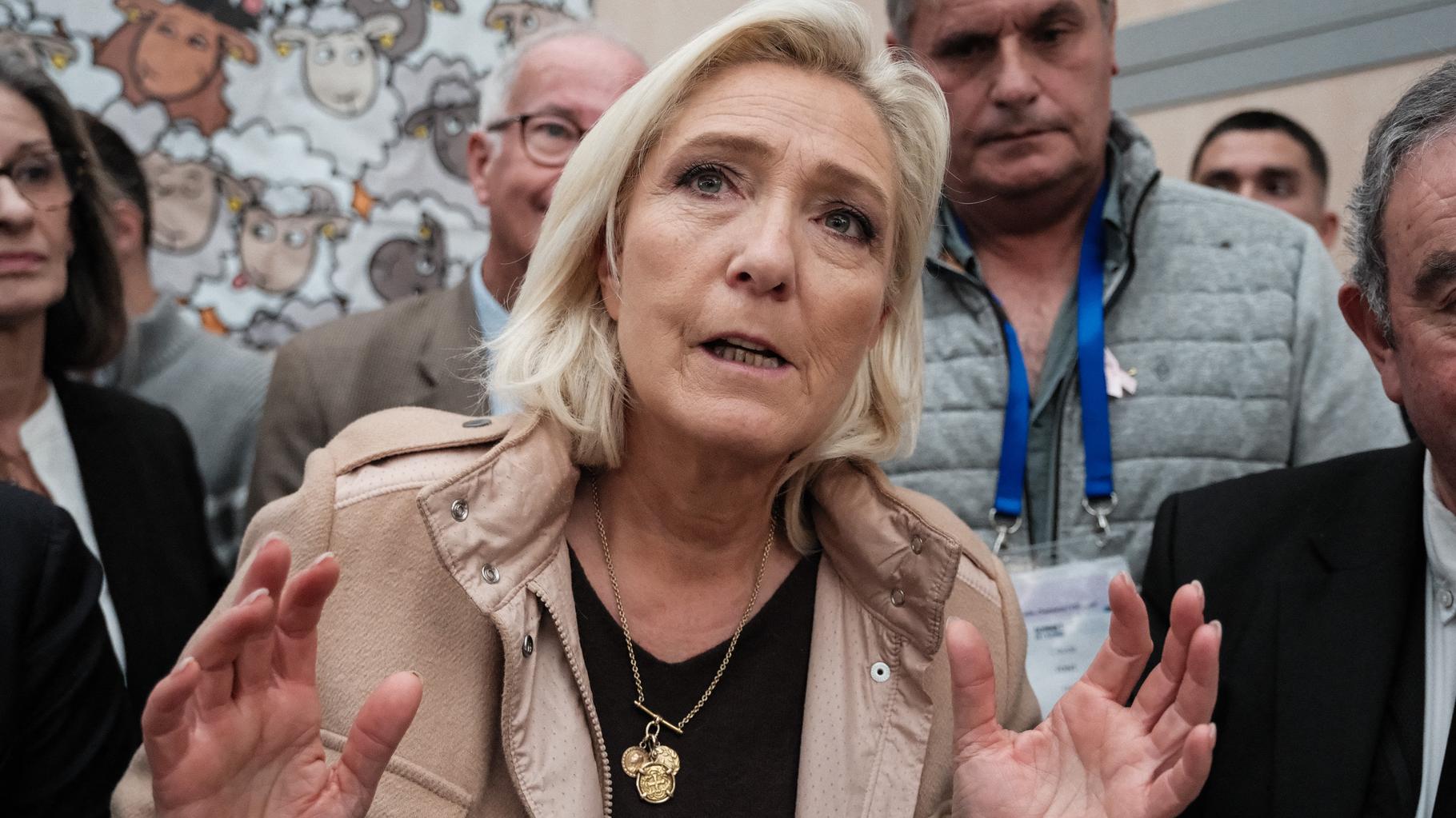 pascal95's tweet card. Marine Le Pen contexte l’exécution provisoire de sa peine d’inéligibilité. Mais le Conseil d’État ne transmettra pas sa demande au Conseil constitutionnel.
