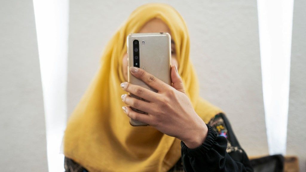 ChiaraCCastro's tweet card. Taliban authorities cut internet connections to "prevent immorality"