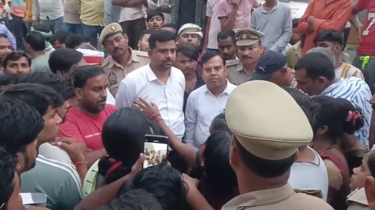 DNHindi's tweet card. फरेंदा में करंट लगने से युवक की मौत के बाद परिजन शव लेकर सड़क पर उतर आए। परिजनों ने 20 लाख मुआवजे की मांग को लेकर मिलगेट के पास सड़क पूरी तरह जाम कर दी। मौके पर भारी पुलिस बल मौजूद, प्रशासन और...