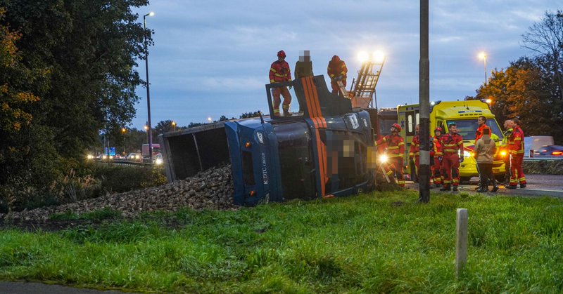Vrachtwagen gekanteld met bieten op A7 Kolham