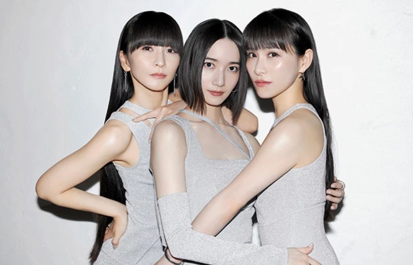 portalmirai's tweet card. Perfume anuncia pausa indefinida a partir de 2026. Grupo technopop japonês encerra ciclo de 25 anos e promete voltar mais forte. Fãs se despedem com carinho e esperança.