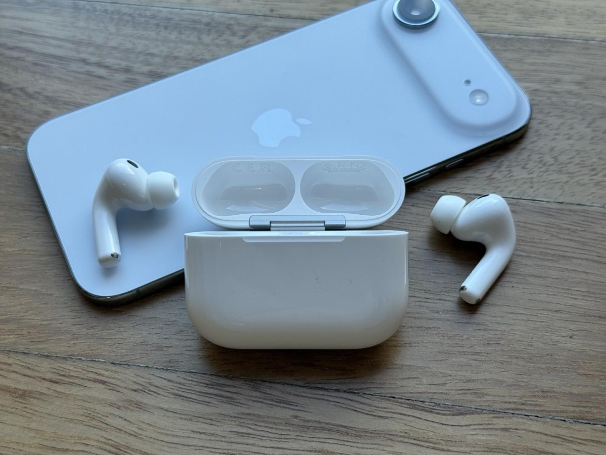 ClassyErosModel's tweet card. Gli AirPods Pro 3 rappresentano un'evoluzione significativa e matura rispetto alla generazione precedente. Pur mantenendo un'estetica familiare, introducono miglioramenti sostanziali in tutte le aree...