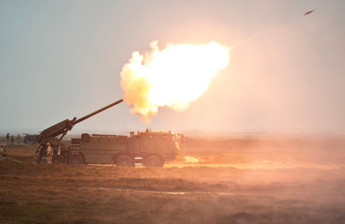 defense_news's tweet card. The U.S. Army plans to assess more options for a mobile cannon with soldiers in operational units.