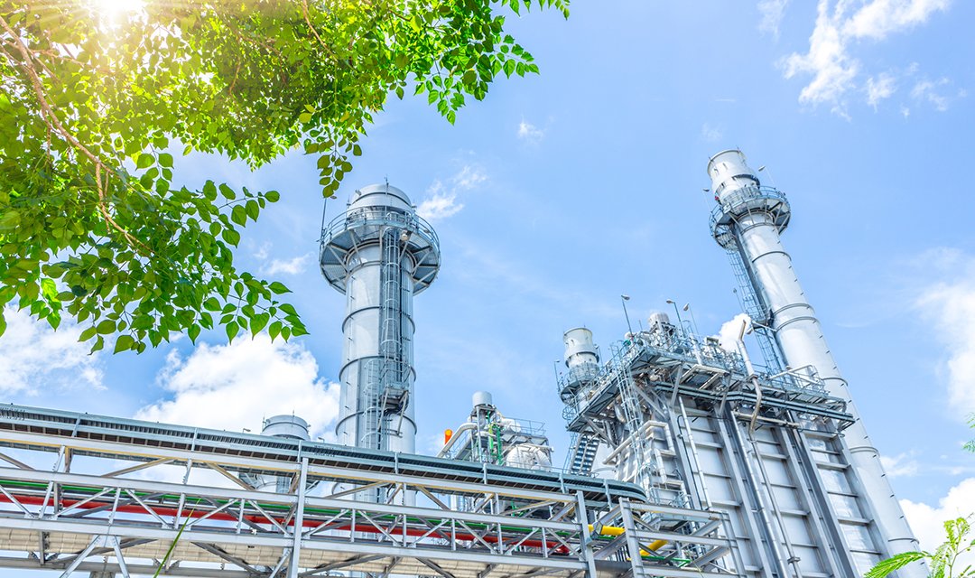 CMUEngineering's tweet card. A decision-making tool from the Center for Advanced Process Decision-making predicts the best strategy for an oil refinery to implement decarbonization technologies.