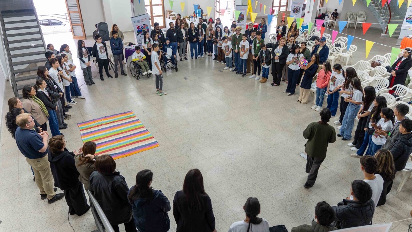 UltimaHoracom's tweet card. Con un manifiesto construido colectivamente y un llamado a la acción en temas de educación, salud, acceso a la tierra y protección ante las violencias, más de 70 niñas, niños y adolescentes cerraron...