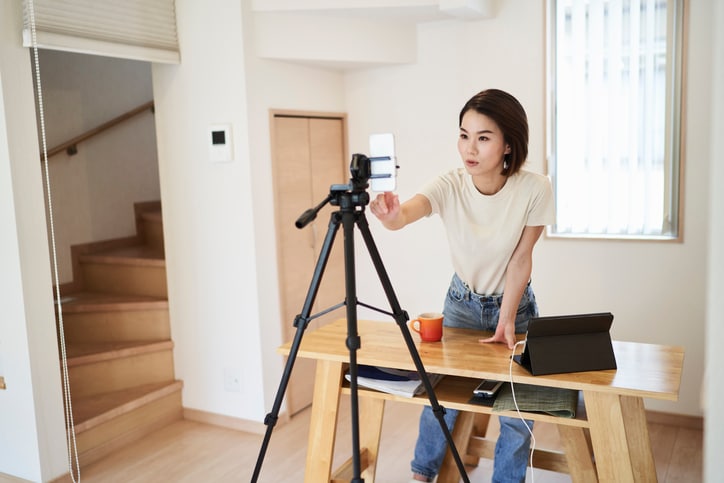 ComposeClick's tweet card. From ideal lighting to backgrounds, consider these expert tips on how to take a professional headshot to score your next caregiving job.