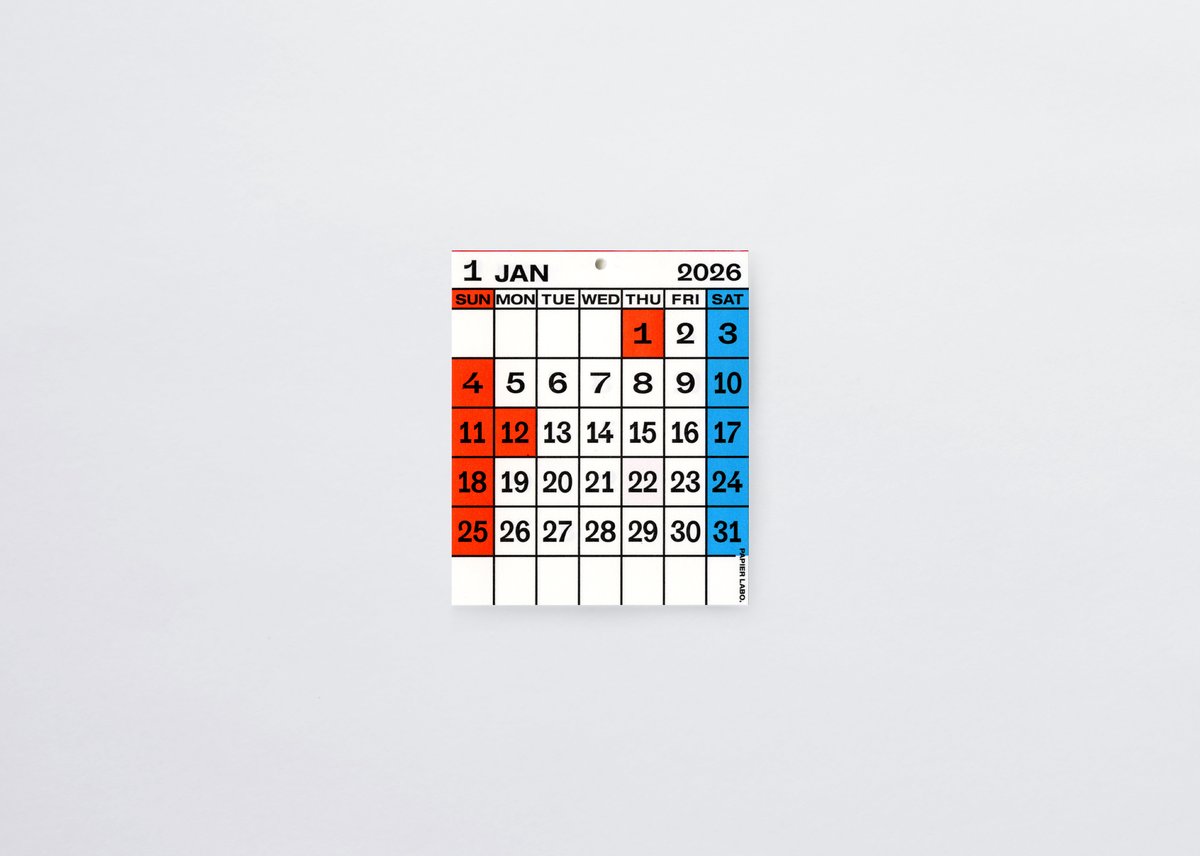 PAPIERLABO's tweet card. パピエラボ定番のマンスリータイプのカレンダー。適度な印圧をかけた活版印刷による凹みが1日1日を刻んでいるようで、手のひら程度のサイズが1ヶ月をしっかりと把握させるようで、赤い天糊が毎日の活力につながるようでもあります。穴にピンを刺して壁掛けカレンダーとしても、別売りの〈ワイヤーカレンダースタンド〉と合わせて卓上カレンダーとしてもお使いいただけます。 ※ワイヤーカレンダースタンドのオンラインス...