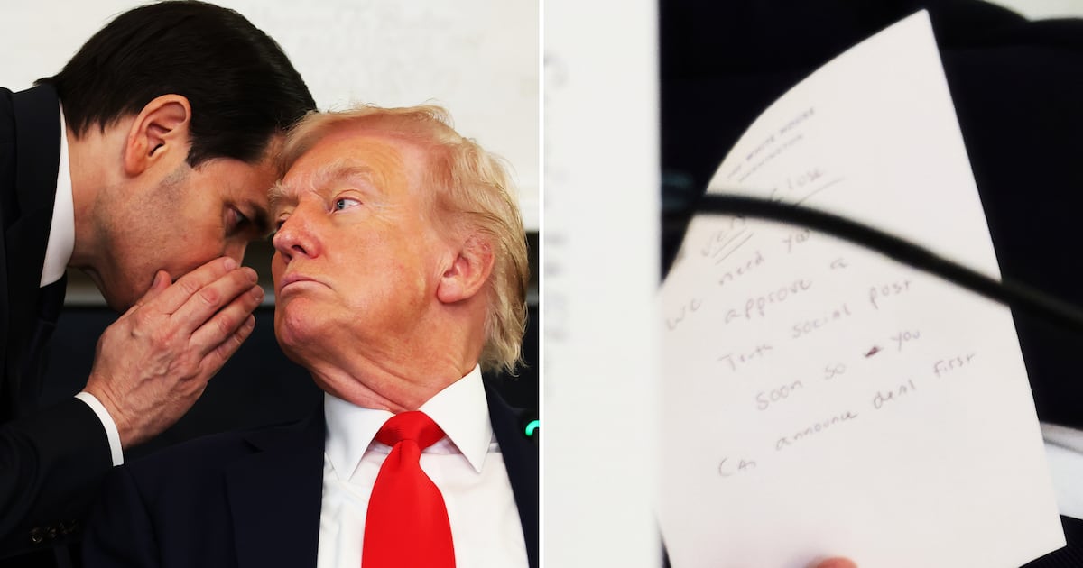 ProjectLincoln's tweet card. A photographer spotted what was written on the note.