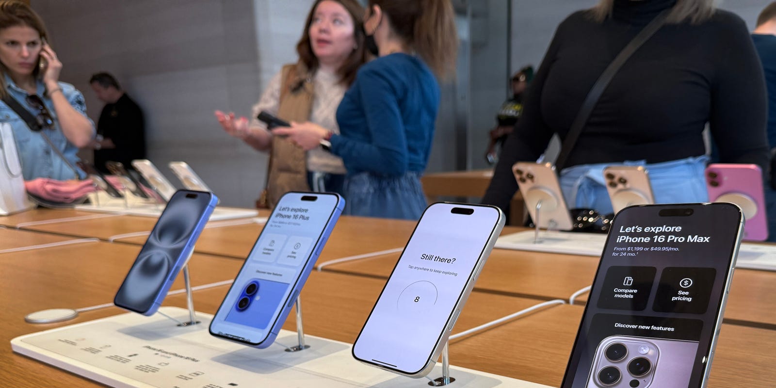 courierjournal's tweet card. The $2.5 billion investment will bring all cover glass production for iPhone and Apple Watch units to Corning’s Harrodsburg, Kentucky facility.