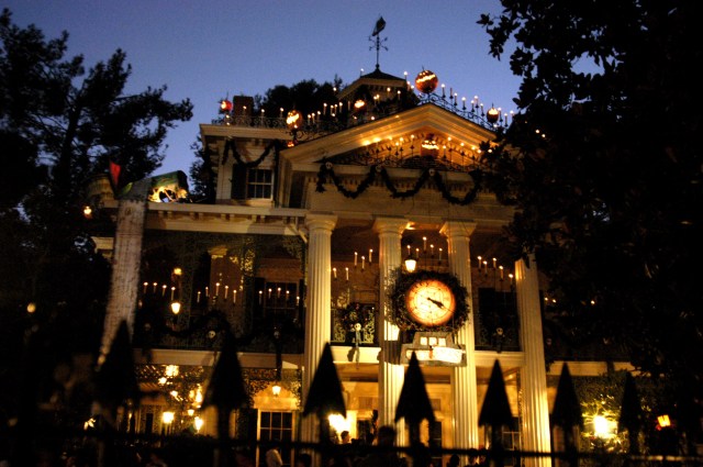 msternfield's tweet card. A woman in her 60s died after she was found unresponsive after riding the Haunted Mansion attraction at Disneyland on Monday evening, according to officials. Anaheim Fire & Rescue crews were ca…