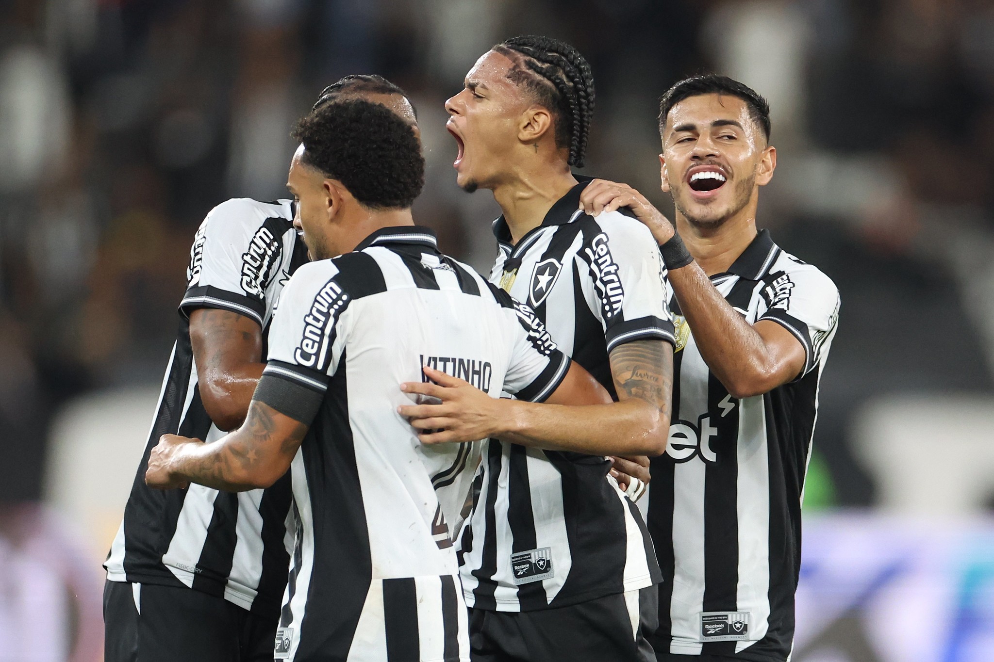 ge_botafogo's tweet card. Volante afasta comparações com Gregore e Danilo e assume titularidade: "Eles não precisam provar mais nada para ninguém, eu estou chegando"