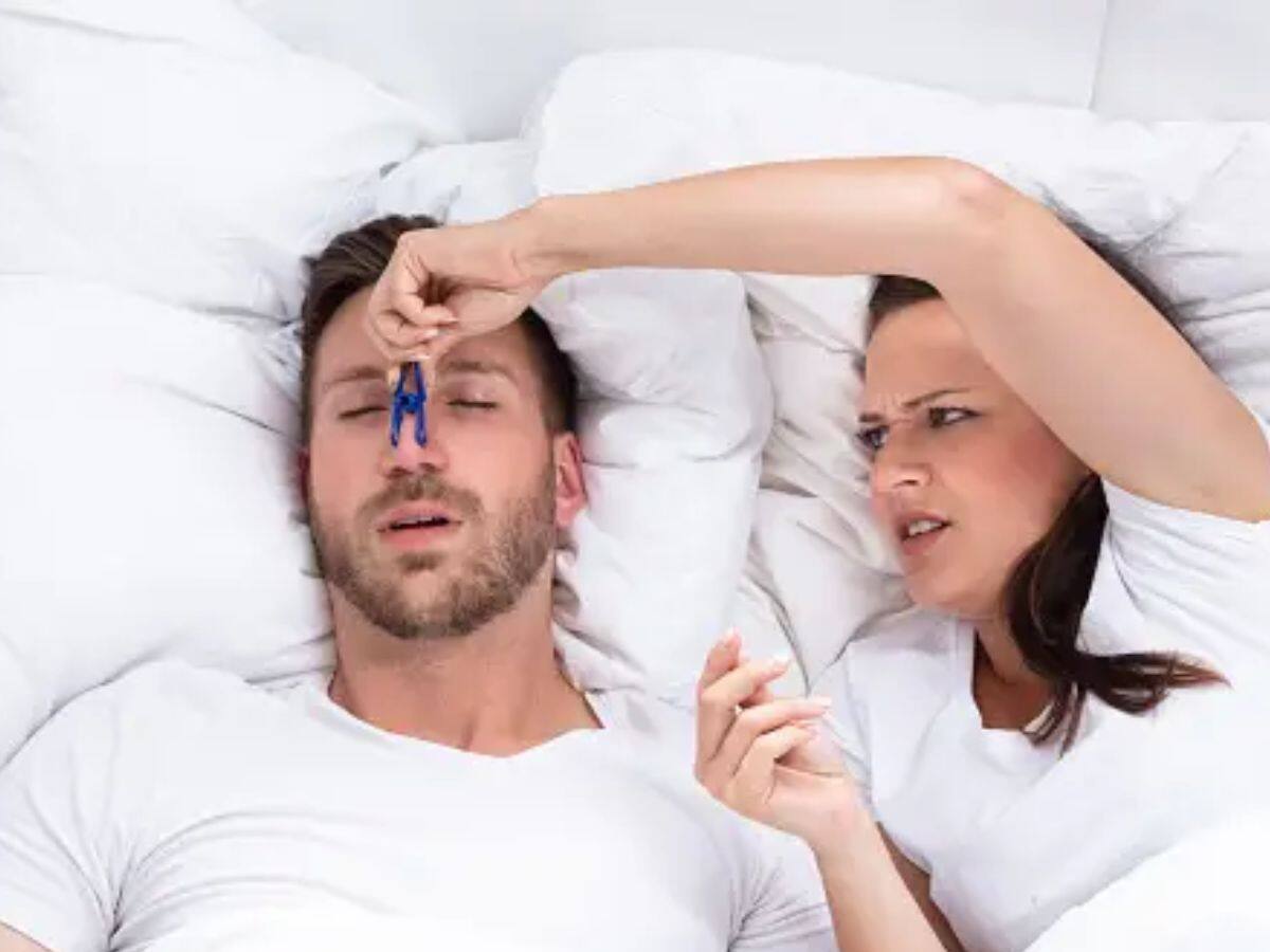 ZeeTamilNews's tweet card. Snoring Problem Home Remedies : பலருக்கு  அதிகமாக குறட்டை விடும் பிரச்சனை இருக்கும். இது அவர்களுக்கும், அவர்களை சுற்றி இருப்பவர்களுக்கும் பிரச்சனையாக மாறலாம். இதிலிருந்து வெளிவருவது எப்படி?   