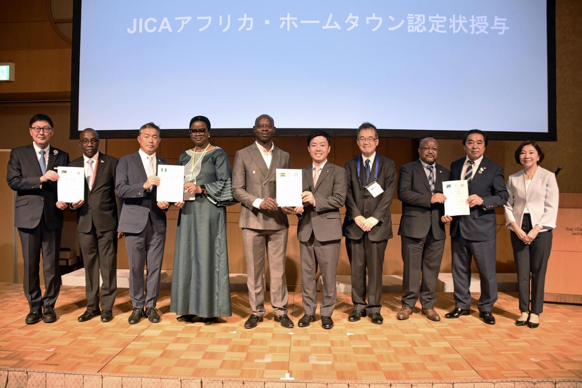 niigata_nippo's tweet card. 　国際協力機構（ＪＩＣＡ）の田中明彦理事長は２５日、東京都内で記者会見し、アフリカとの交流推進を目的とした「ホームタウン」事業を撤回すると発表した。交流サイト（ＳＮＳ）で「移民が増える」といった誤情報が拡散し、関係自治体が