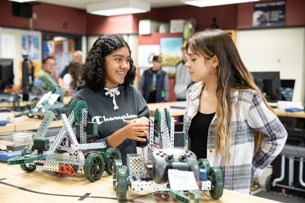 linked_learning's tweet card. High school students describe how Linked Learning pathways helped them find their way through — and student-teacher relationships are crucial.