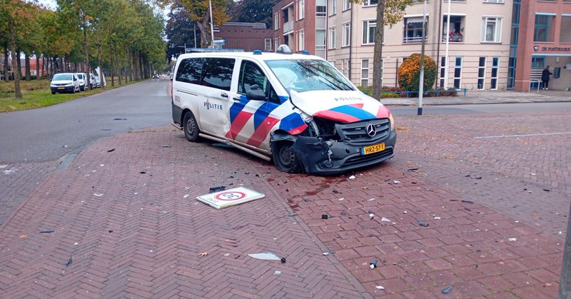 Politiewagen beschadigd na botsing en vrachtwagen op de kant in Groningen