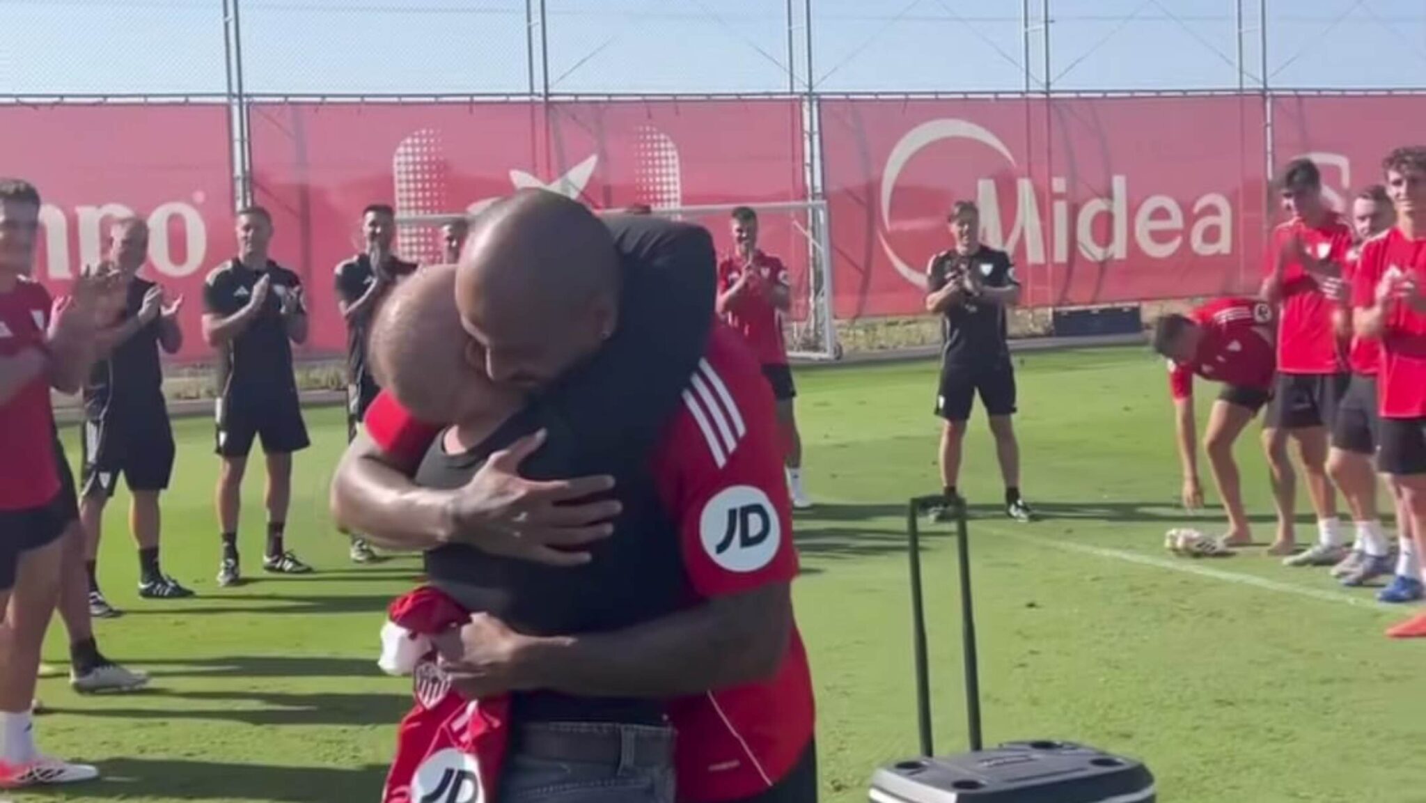SevillaActual's tweet card. Homenaje de emoción en Nervión. Una plantilla unida celebra que Pan Teixeira, esposa de Marcao, haya superado al Cáncer
