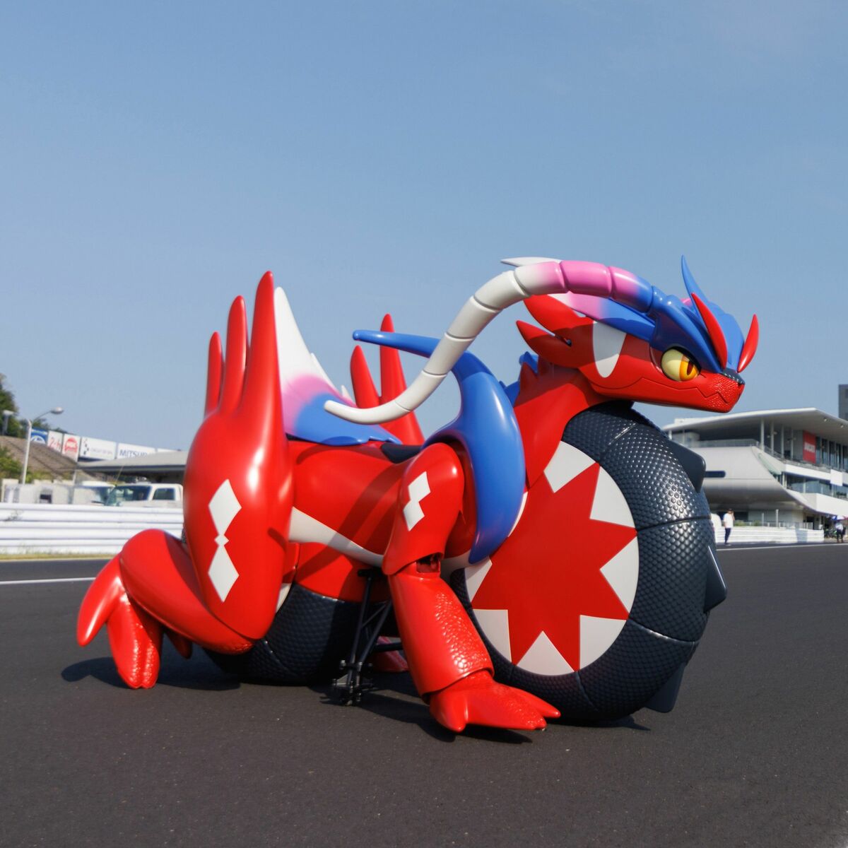 shimotsuke_np's tweet card. 伝説のポケモン「コライドン」にまたがれるチャンス－？　ホンダは９月26～28日の３日間、栃木県茂木町のモビリティリゾートもてぎ内ホンダコレクションホールで、コライドンをモチーフに開発したモビリティ「ホンダコライドン」を展示する。エンジニアの技術と情熱を結集した乗り物で、有人走行のデモンストレーションを初披露するほか、実際にまたがれる機会も初めて提供する。