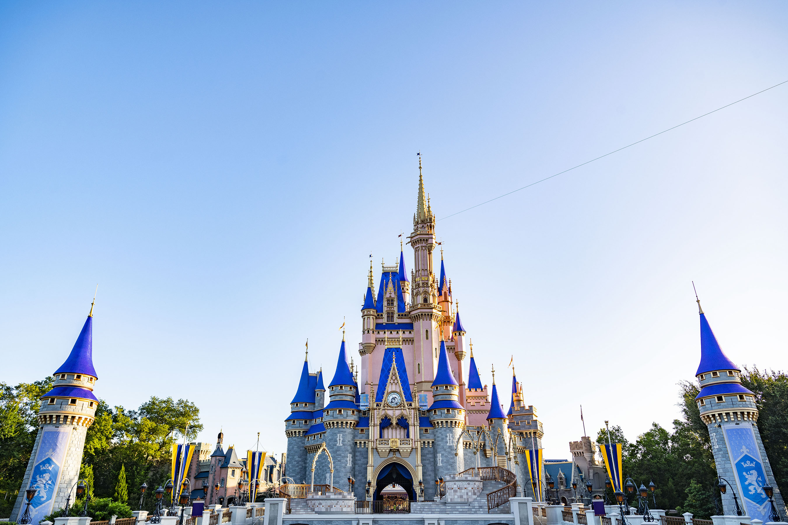 DisneyWorldJp's tweet card. ウォルト・ディズニー・ワールドが2025年〜2026年にかけて、年間パスの価格を最大80ドル、1デーチケットを最大10ドル値上げ。Lightning Laneと駐車料金も改定され、旅行者に影響必至。詳細な新価格を徹底解説。
