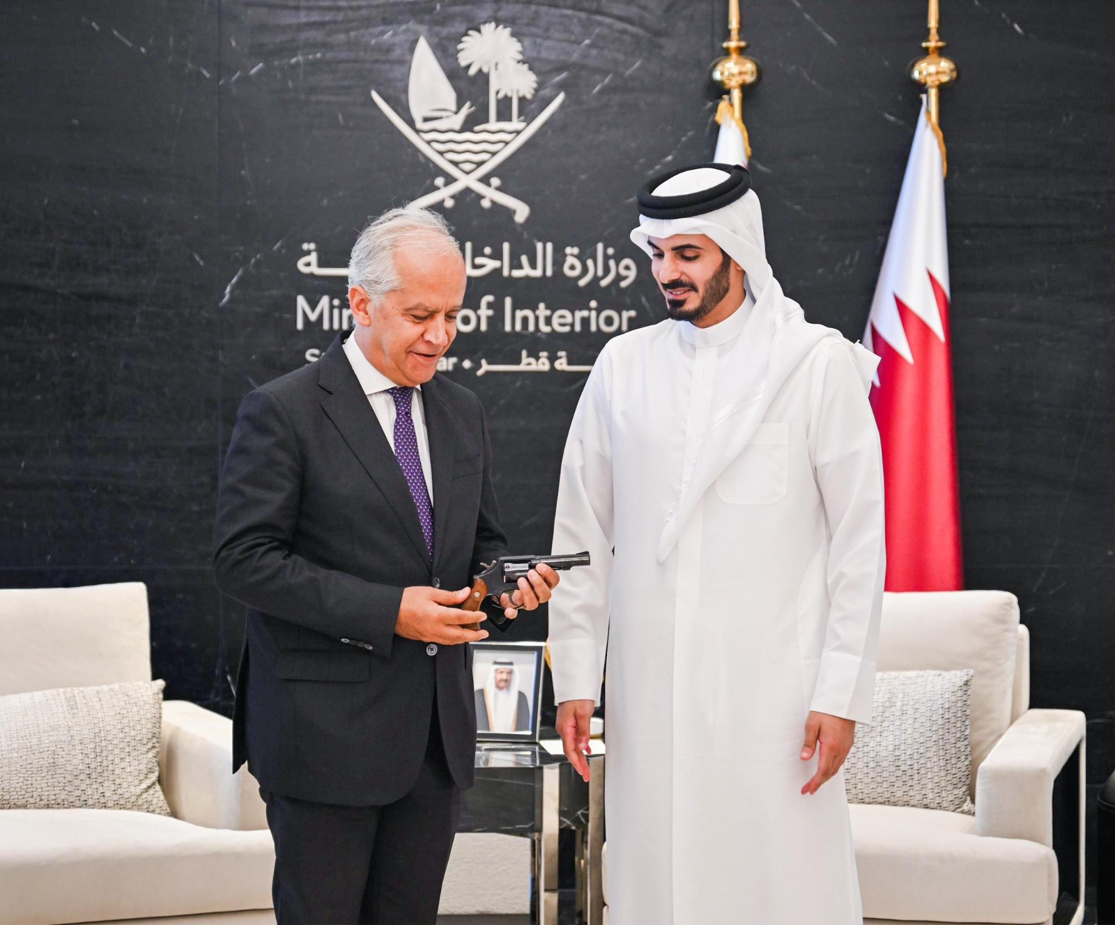 giogia50718's tweet card. Il ministro dell'Interno del Qatar ha regalato una pistola Smith & Wesson a Piantedosi Leggi tutte le ultime notizie su Agenzia Nova