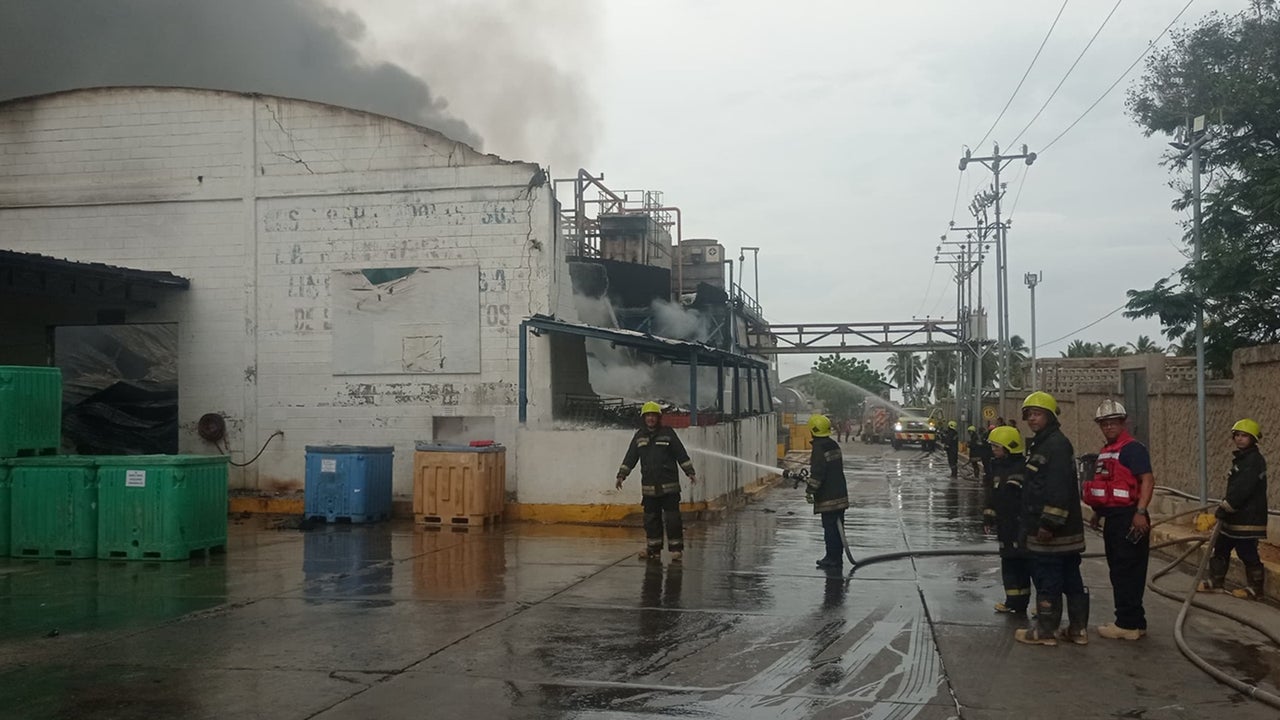 publieduca1V's tweet card. Las imágenes dan cuenta de que el incendio acabó con casi toda la planta industrial ubicada en el occidente de Venezuela.