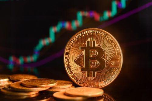 Blockchain_CL's tweet card. Descubre por qué Bitcoin superó los $71,000: mercado de futuros, noticias optimistas, demanda institucional y breakout técnico. Un análisis detallado