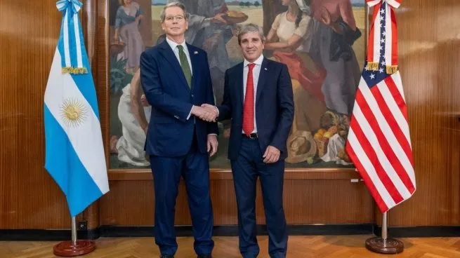 CuartoPoder_Tuc's tweet card. En principio, se dispondrá de un swap por USD 20.000 millones y EEUU busca incentivar además las inversiones privadas para fortalecer la economía de la Argentina y desplazar a China en las áreas de...