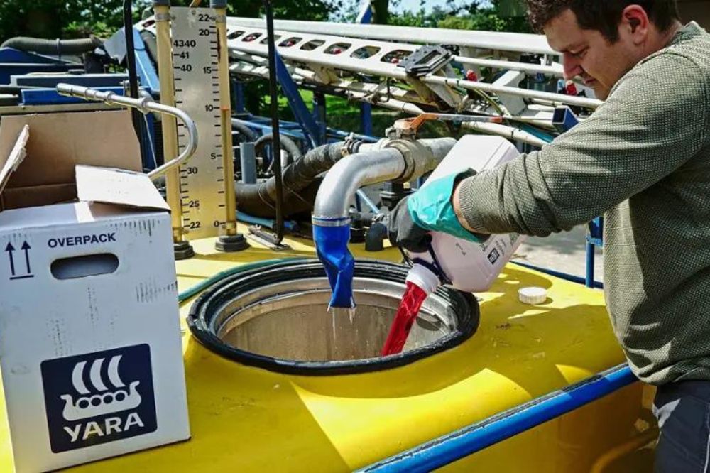 AkkerbouwNieuws's tweet card. Door een nat en koud voorjaar zijn de aardappelen dit seizoen in verschillende stadia van ontwikkeling. Andere zijn al vaker gespoten.