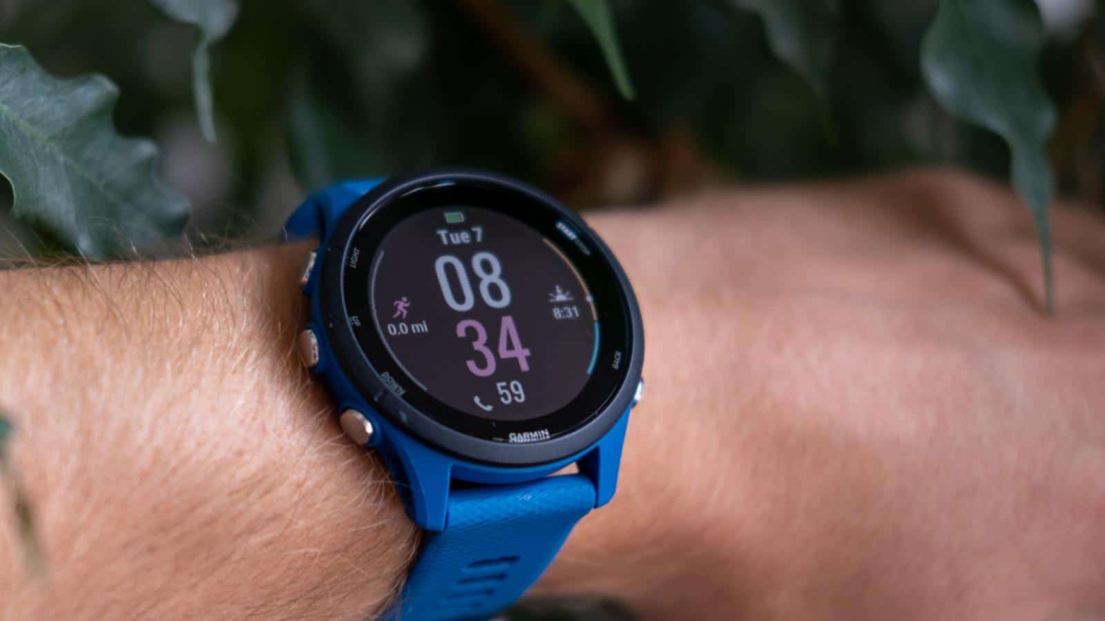 technplaycom's tweet card. Garmin a annoncé publiquement une nouvelle mise à jour publique pour la série de montres connectées Forerunner 255. Et celle-ci est arrivée !