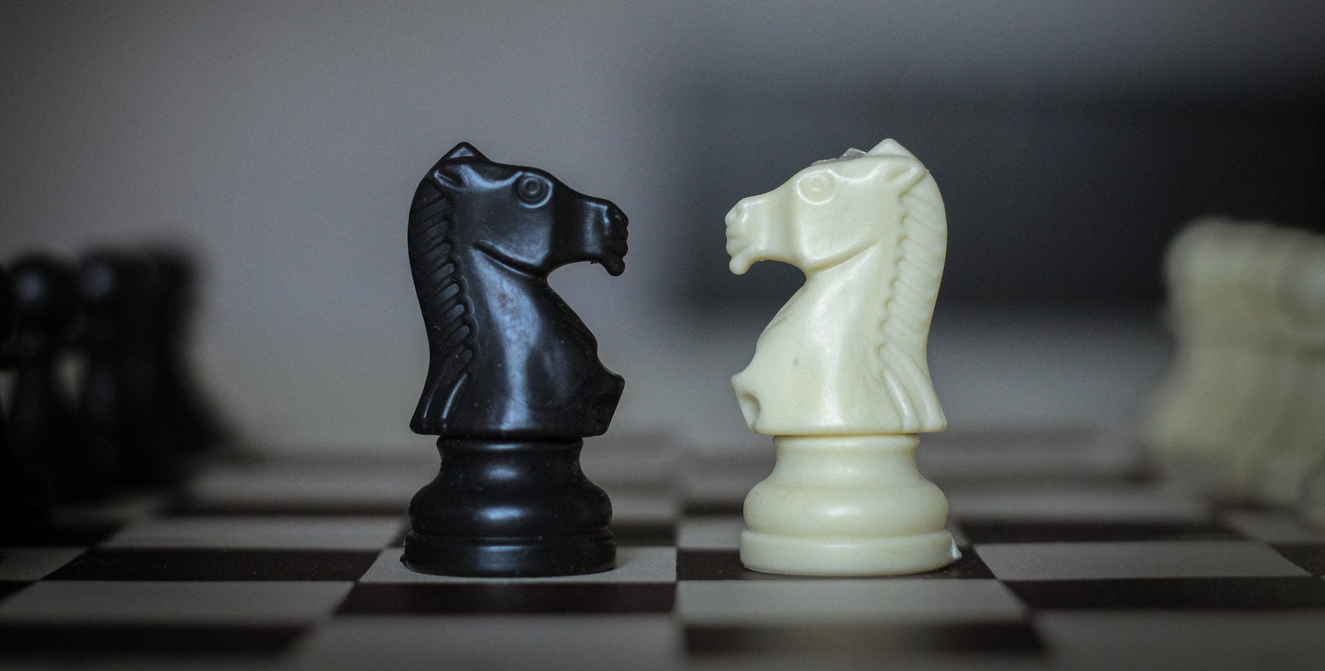 deapsotec's tweet card. Find out what a product strategy is, which information should it contain, and how you can ensure that it will result in a successful product.