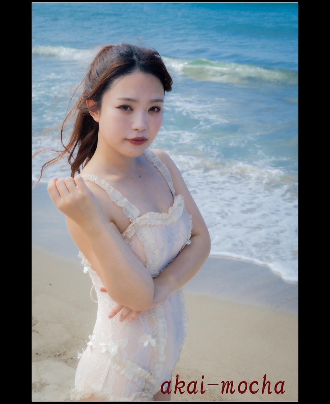 akai_mocha's tweet card. 撮影会３部に入る１３時過ぎには、空を漂う雲が減り、より澄んだ青空へと変わり、日本海の雰囲気もそれに反映されたかのように、より青く穏やかな景色になりました。 彼女が見る日本海はどのように映ったのだろう。 時々やってくる小波を足で受けて、どんな刺激を受けたのでしょう。 私も履物を脱いで、海に入って撮影してみました。 温い海…