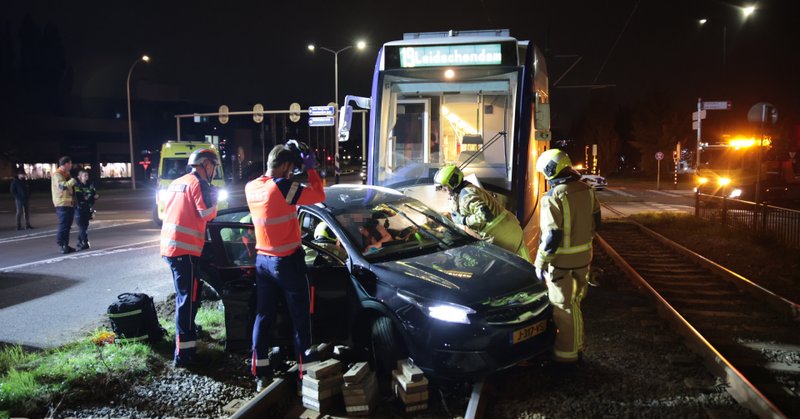 Twee gewonden bij flink ongeval tussen auto en tram in Rijswijk